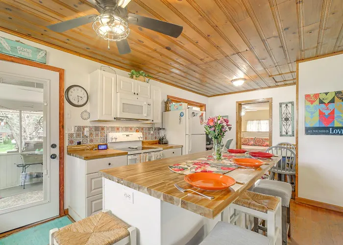 Pines & Porch Vibes: Cool High Country Base Payson