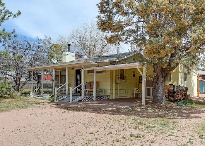 Pines & Porch Vibes: Cool High Country Base Holiday home